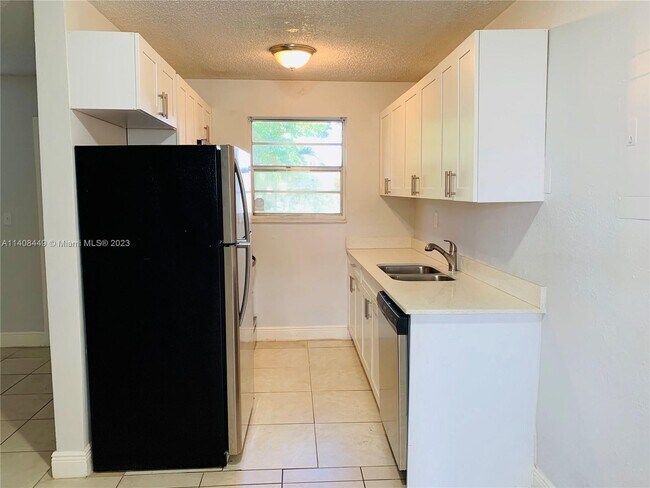 Foto del edificio - 580 NE 127th St