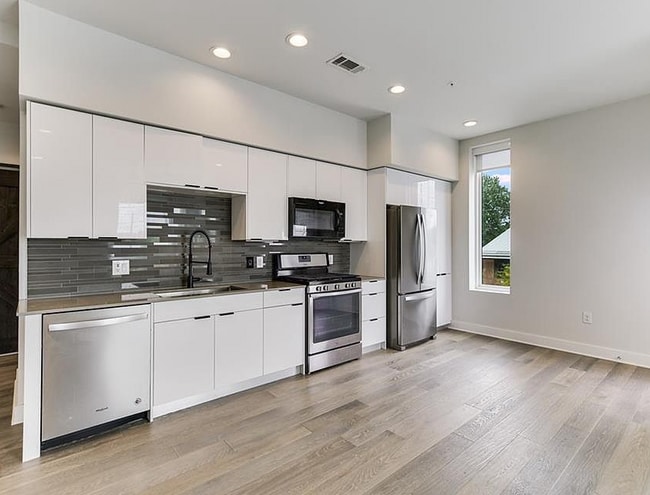 Building Photo - 1800 E 4th St