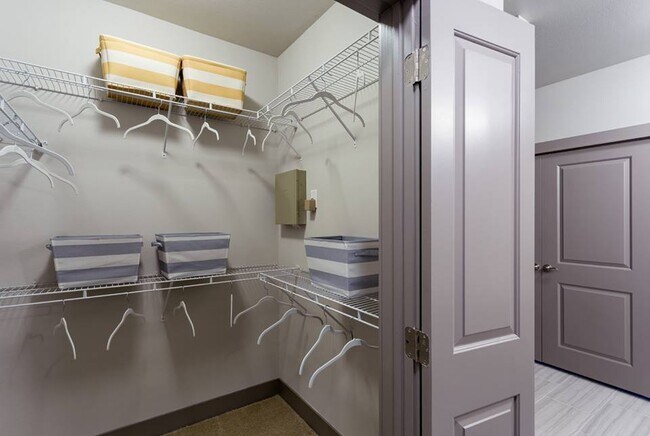 Building Photo - Supercalifr- 1 BR Apartment