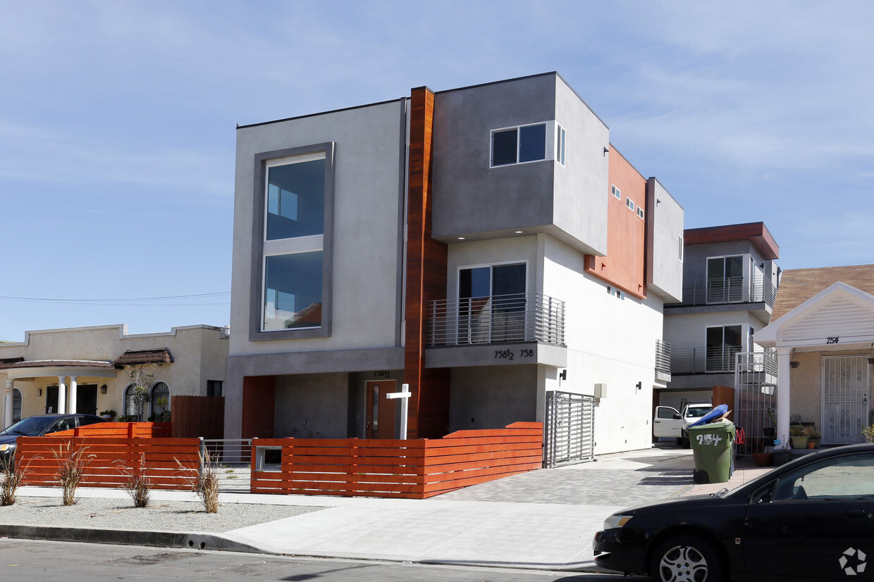 Primary Photo - 756 N Ridgewood Pl