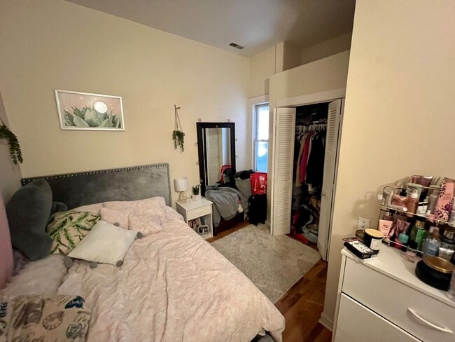 Photo - 2bed/1bath, PLUS OFFICE in Bucktown! Central Air! Free Laundry! Apartment