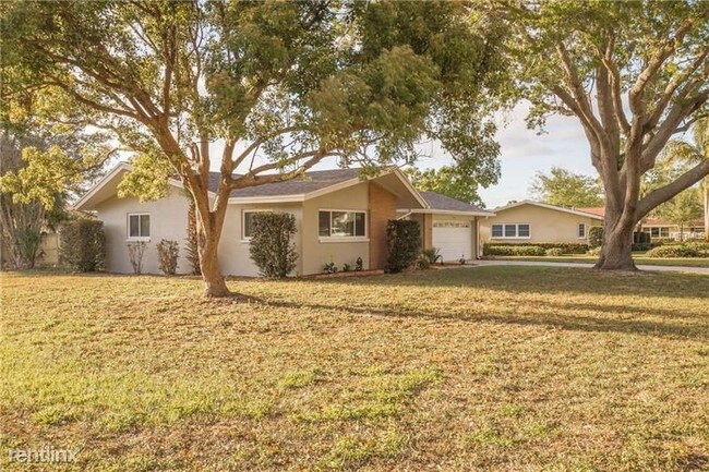 Building Photo - 1396 Crescent Dr