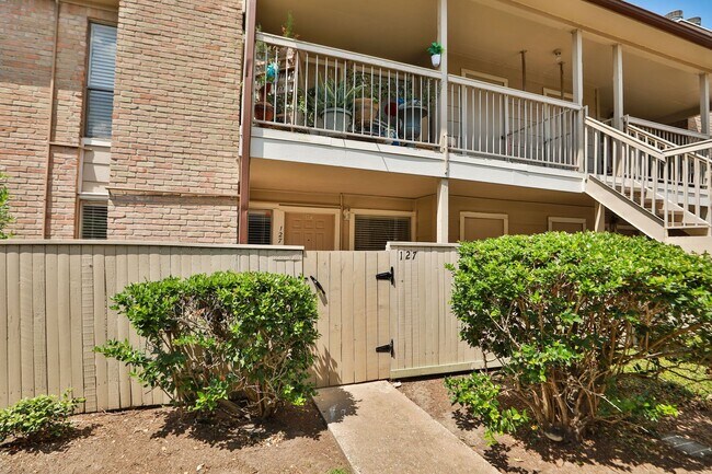 Building Photo - For Lease | 2 Bed, 2 Bath | 925 Sq Ft | La...