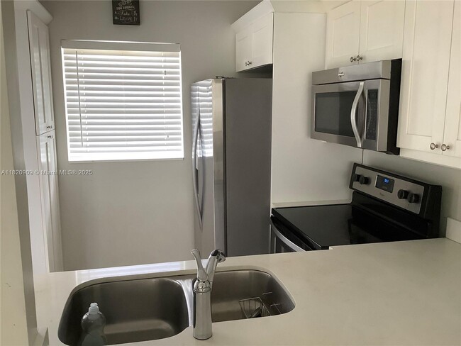 Building Photo - 5181 W Oakland Park Blvd