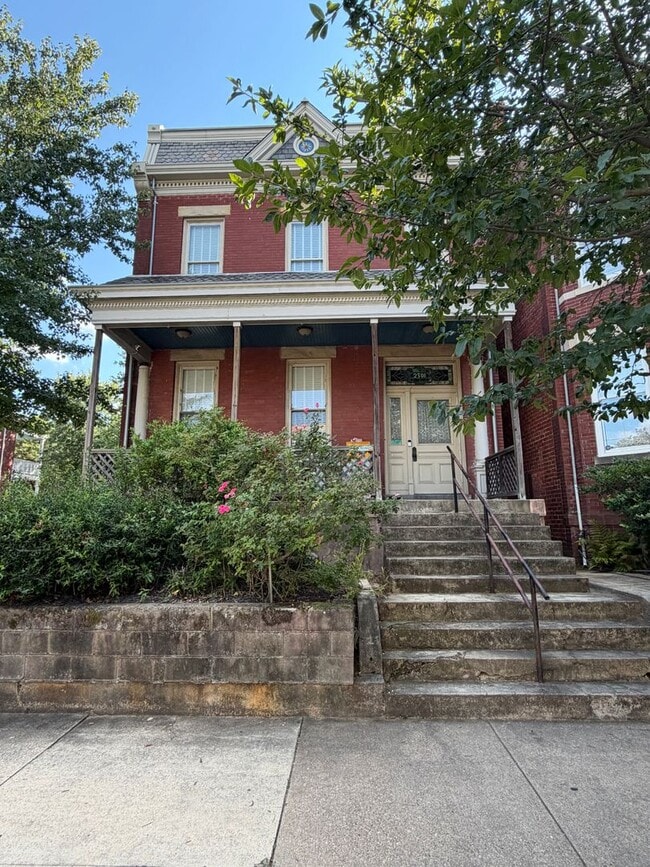 Building Photo - 2301 W Grace St