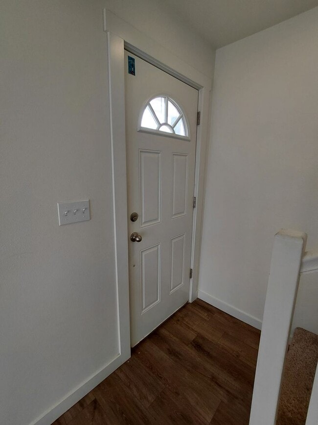 Building Photo - Cozy updated 1 bedroom with rooftop deck