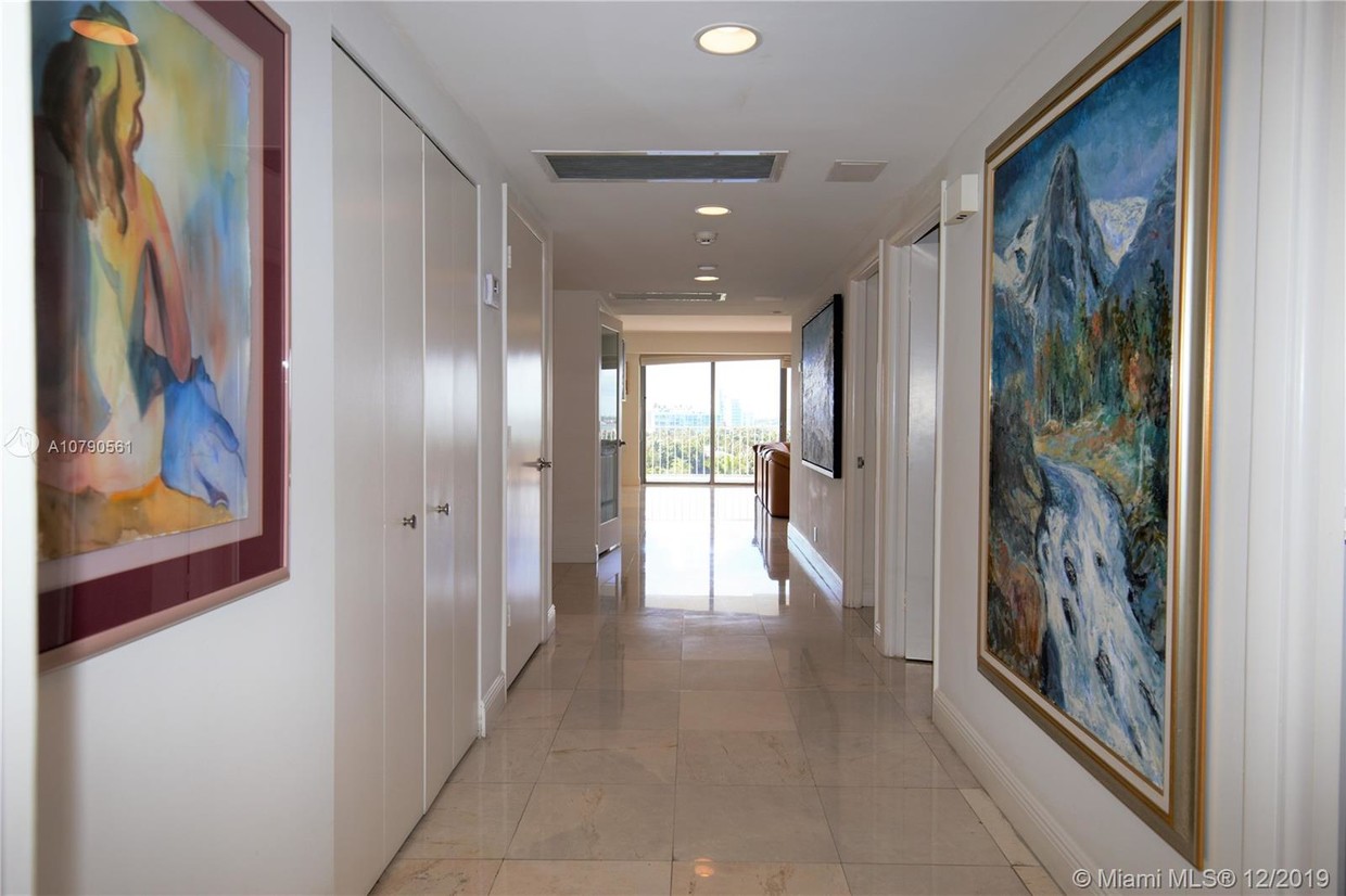 Primary Photo - 10155 Collins Ave
