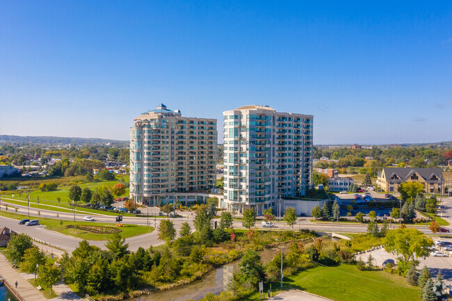 Photo du bâtiment - Grand Harbour Condos