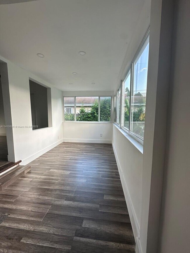 Foto del edificio - 940 NW 22nd Ct