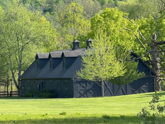 Foto del edificio - 55 Still Meadow Rd