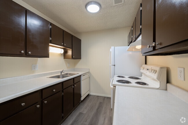 2BR, 2BA - 933SF - Kitchen - Candlewood Apartments