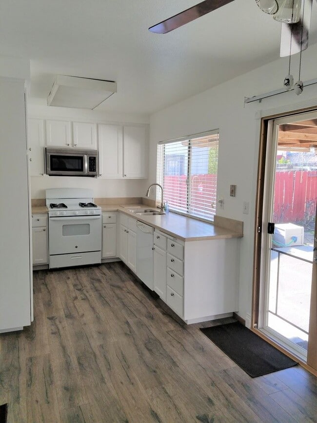 Building Photo - 4 br, 3 bath House - 570 BERKELEY WAY