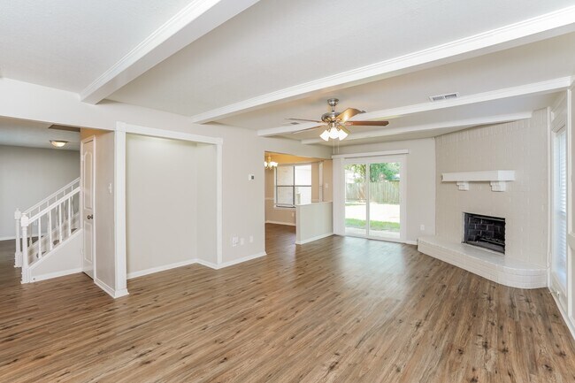 Foto del edificio - 8431 Pines Pl Dr