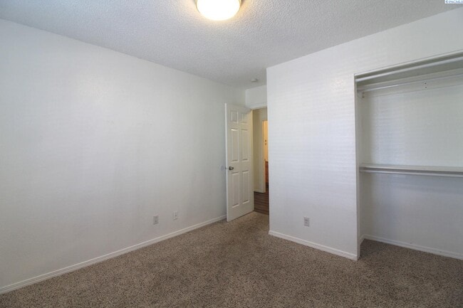 Building Photo - Updated 2 Bed/1 Bath Kennewick Apartment i...