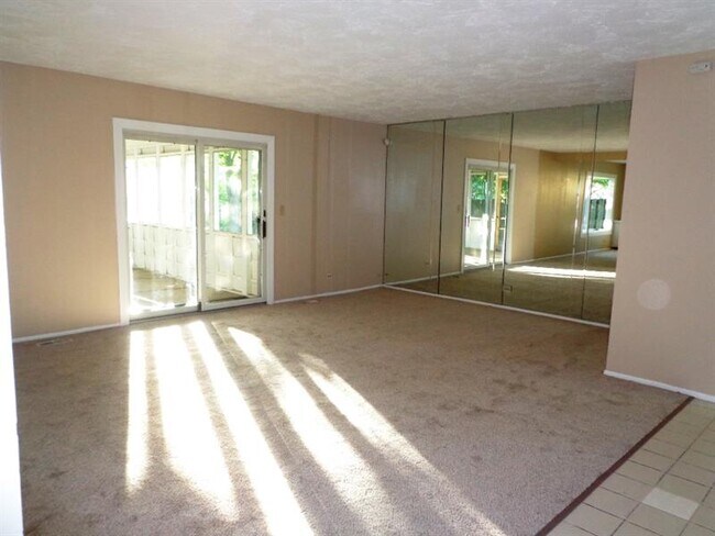 Building Photo - 6846 Hawthorne Ln