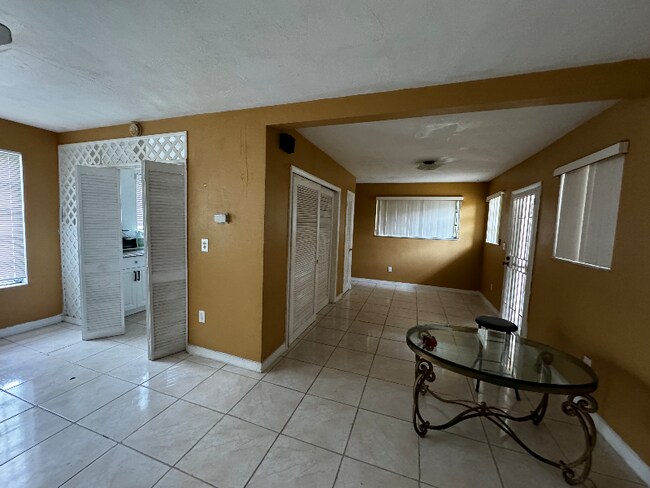 Foto del edificio - 50 NE 163rd St