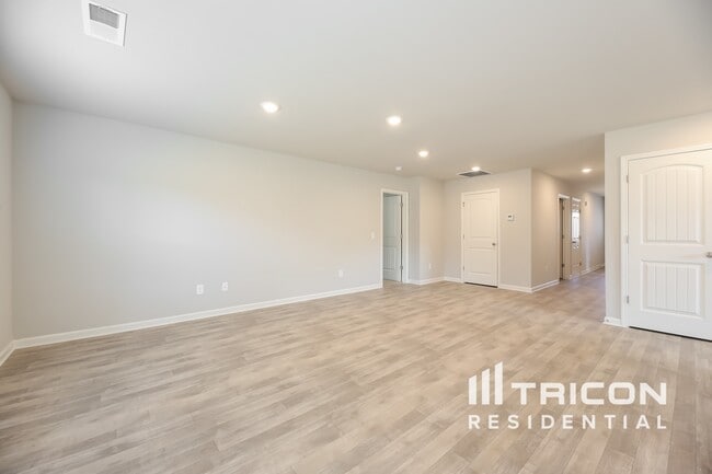 Building Photo - 927 Equine Dr