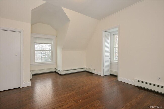 Building Photo - 270 W 261st St