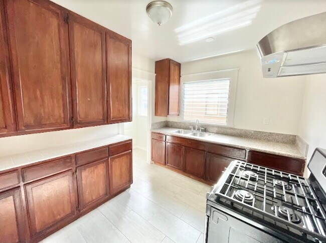 Building Photo - 522 N Heliotrope Dr