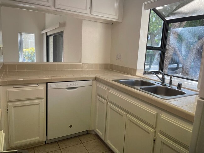 Building Photo - Adorable 1 bed 1 bath Apartment in Agoura Hills!