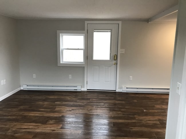 Puerta principal y sala de estar. - 1337 Irish Creek Rd