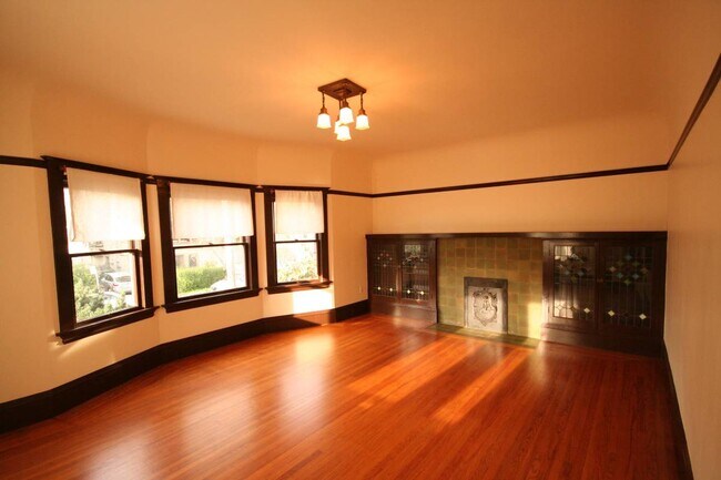 Building Photo - 479 44th St