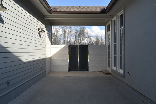 Building Photo - 3305 Pointe-Marie Dr