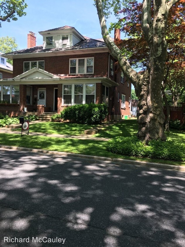 Building Photo - 4 br, 2 bath Room For Rent - 2415 Allen St