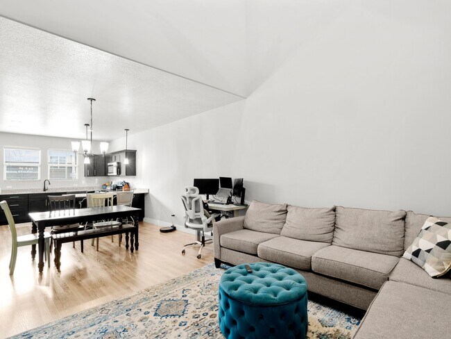 Foto del edificio - Private Basement Suite in Bright Co-Ed Townhome in Lehi Exchange!