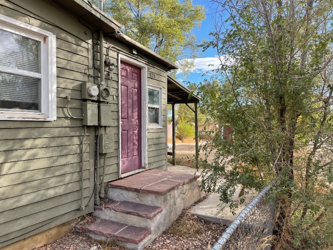 Building Photo - 825 S Logan Ave