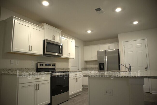 Building Photo - 2524 Lily Dr