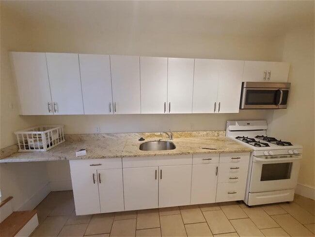 Building Photo - 931 Massachusetts Ave