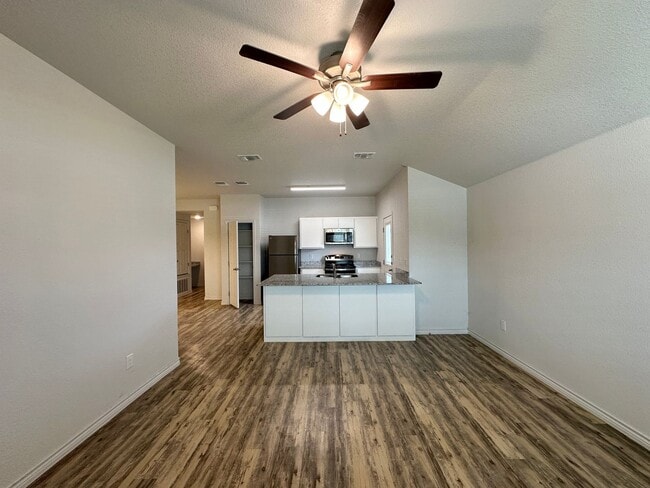 Building Photo - 1801 Clovis Dr