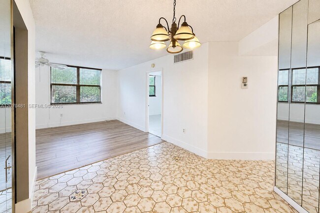 Foto del edificio - 9101 Lime Bay Blvd