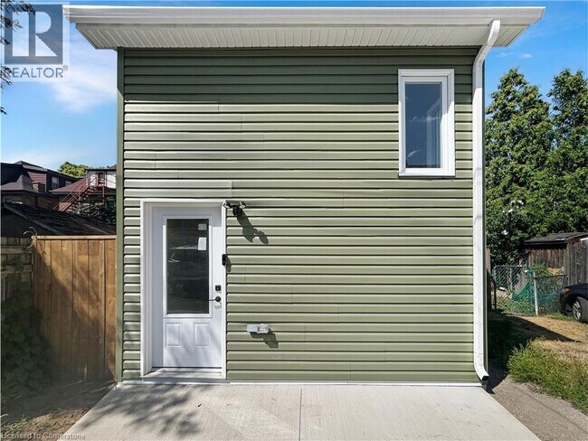 Building Photo - 20 Elm St
