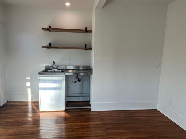 Foto del edificio - Newly renovated studio with views!