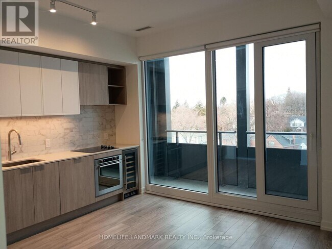 Photo du bâtiment - 2020 Bathurst St