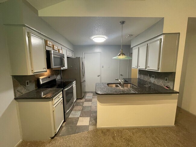 Building Photo - This spacious 3-bedroom, 2-bathroom apartment