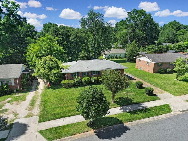 Foto del edificio - 4301 Briarhill Dr