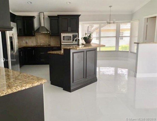 Building Photo - 1243 Manor Dr S