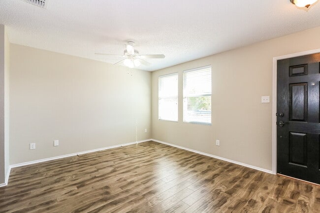 Building Photo - 321 Daisy Ln