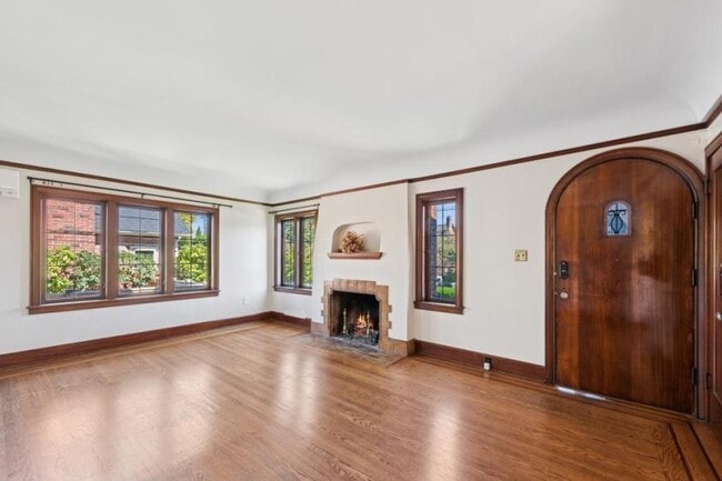 Building Photo - 5 bedroom in Seattle WA 98199