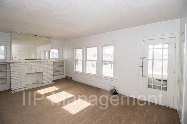 Foto del edificio - Shaker Heights Charm! 2BR 1BA Up Unit with...
