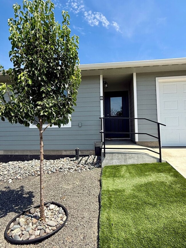 Building Photo - 3 Bedroom Charming Duplex