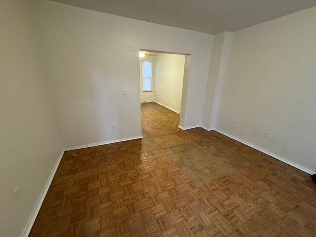 Building Photo - 4 Bedroom 1 Bath Townhouse in York