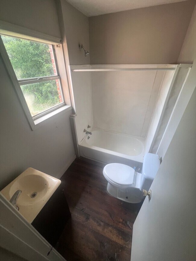 Building Photo - $795- Monthly or $230- weekly Rent