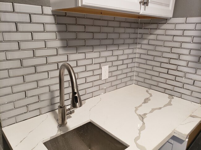 Sink glass backsplash - 6628 Avenue P