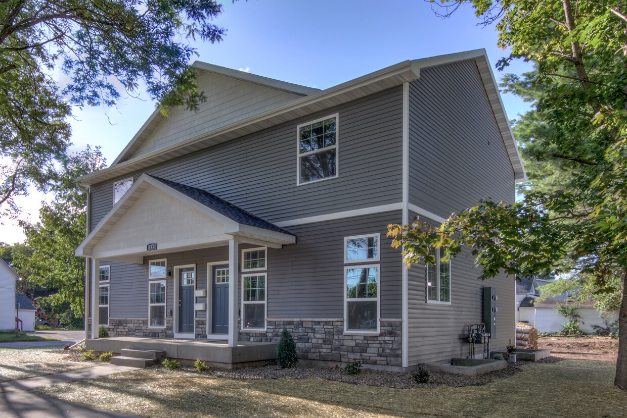 302 12th Ave W, Menomonie, WI 54751 Townhouse for Rent in Menomonie
