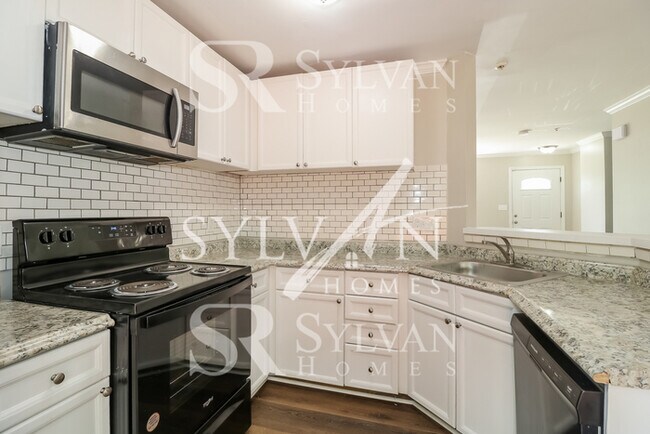 Building Photo - Updated 3 bedroom townhouse available now!