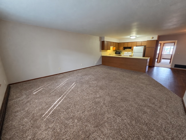 Building Photo - Large 1 Bedroom with Bonus Room - Available Now!